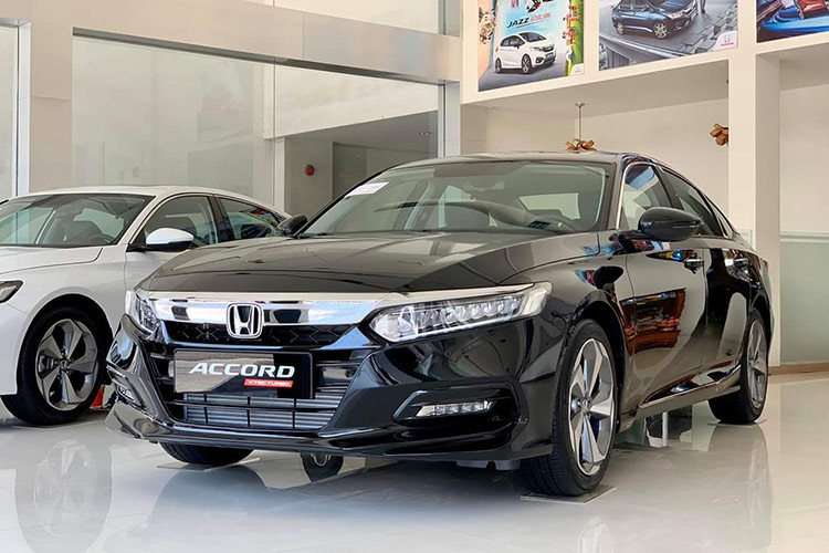 Đứng phía sau Civic Type R là mẫu xe cùng thương hiệu Honda Accord. Trong tháng 9/2024, người Việt đã mua 8 chiếc Accord, tăng 166,6%. Tuy có tỷ lệ tăng trưởng cao nhưng Honda Accord vẫn lọt vào top 10 ôtô bán kém nhất Việt Nam vì doanh số quá khiêm tốn. Từ đầu năm đến nay, mẫu sedan hạng D này liên tục được hãng ưu đãi tiền mặt 220 triệu đồng nhưng doanh số vẫn dậm chân tại chỗ.