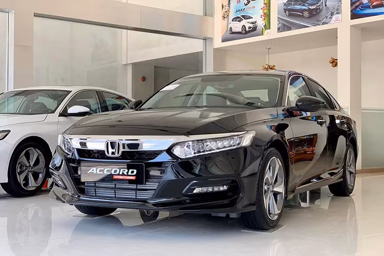 Đứng phía sau Civic Type R là mẫu xe cùng thương hiệu Honda Accord. Trong tháng 9/2024, người Việt đã mua 8 chiếc Accord, tăng 166,6%. Tuy có tỷ lệ tăng trưởng cao nhưng Honda Accord vẫn lọt vào top 10 ôtô bán kém nhất Việt Nam vì doanh số quá khiêm tốn. Từ đầu năm đến nay, mẫu sedan hạng D này liên tục được hãng ưu đãi tiền mặt 220 triệu đồng nhưng doanh số vẫn dậm chân tại chỗ.