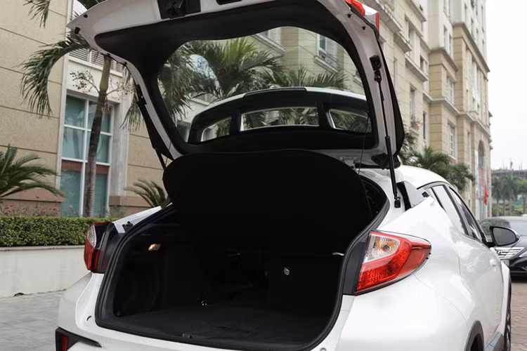 Tại thị trường Châu Âu, mỗi loại động cơ của của Toyota C-HR 2017 đều có 3 lựa chọn cấu hình là Icon, Excel và Dynamic, chia thành tổng cộng 11 phiên bản khác nhau. Giá khởi điểm cho phiên bản rẻ nhất là 20.995 Bảng Anh (tương đương 627 triệu đồng) và có thể lên tới 27.995 Bảng cho bản cao nhất (khoảng 836 triệu đồng).