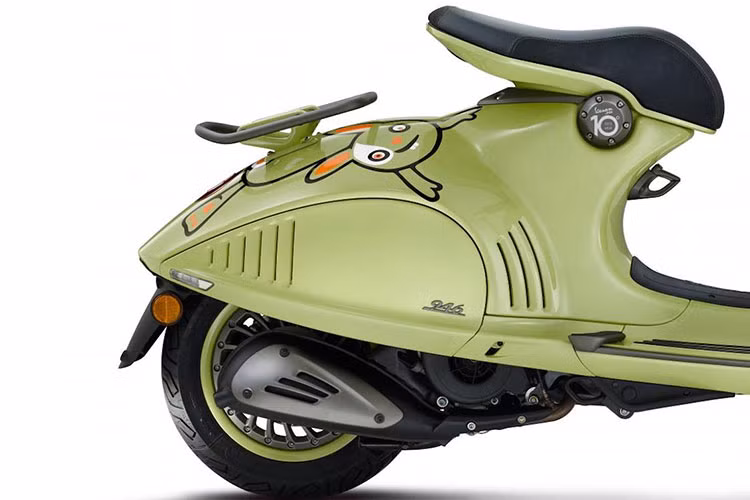 Ngoài các điểm mới nêu trên, Vespa 946 10° Anniversario hoàn toàn có thông số kỹ thuật không đổi so với mọi bản 946 trước đây. Điều này đồng nghĩa với việc chiếc xe vẫn được trang bị động cơ 4 kỳ thuộc họ máy 3V ie. cũ thay vì iGet đời mới, với dung tích 125 hoặc 150cc tuỳ thuộc vào từng thị trường.