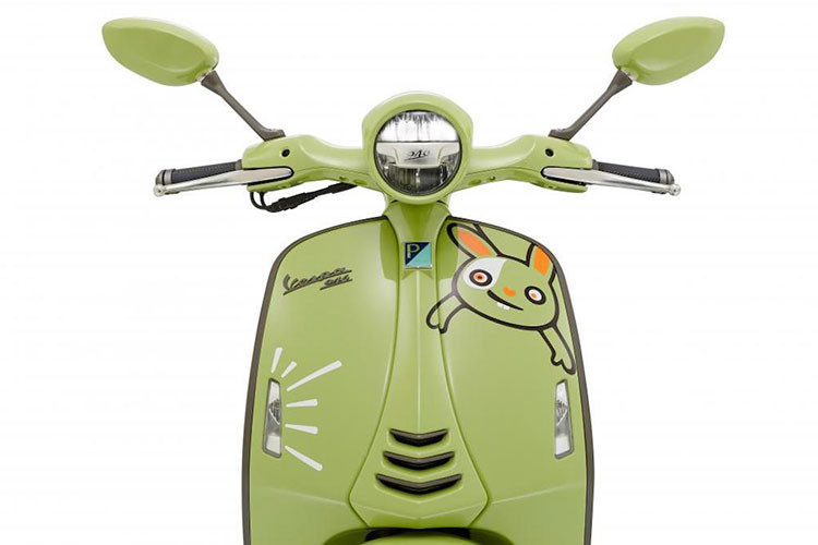 Đây là chiếc đầu tiên của một dự án kéo dài 12 năm tới, tương ứng với mỗi phiên bản tượng trưng cho một con giáp. Tay nắm và yên xe ga Vespa 946 2023 phiên bản mừng Tết nguyên đán Quý Mão được bọc da màu đen kết hợp với chỉ khâu tay đặc trưng cùng màu. 