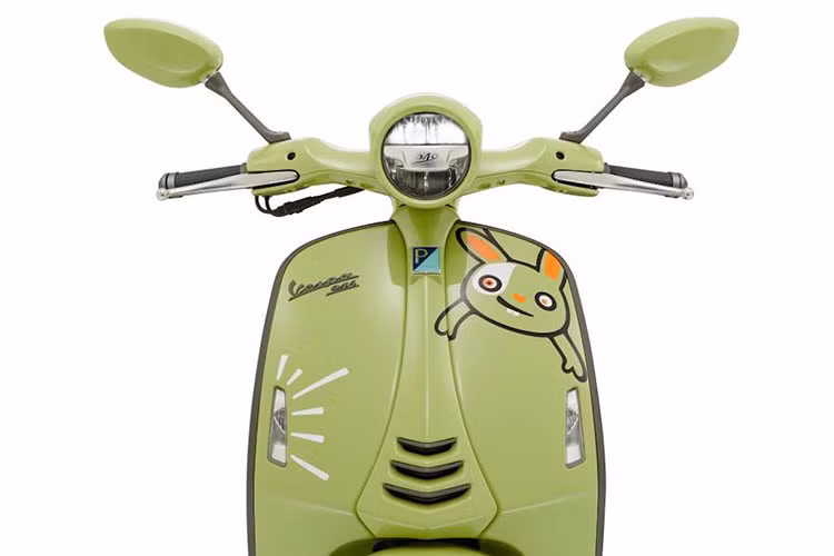 Đây là chiếc đầu tiên của một dự án kéo dài 12 năm tới, tương ứng với mỗi phiên bản tượng trưng cho một con giáp. Tay nắm và yên xe ga Vespa 946 2023 phiên bản mừng Tết nguyên đán Quý Mão được bọc da màu đen kết hợp với chỉ khâu tay đặc trưng cùng màu. 