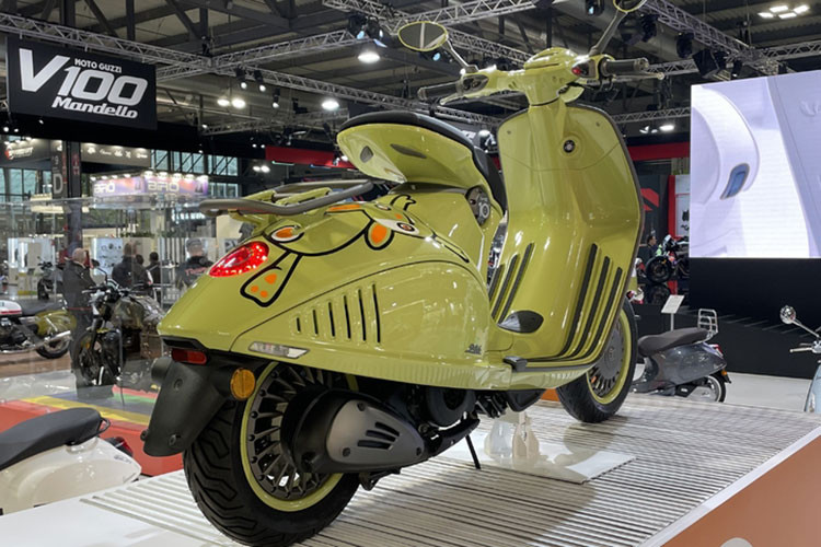 Thương hiệu xe máy Italy kết hợp lại cho ra đời chiếc xe ga Vespa 946 đặc biệt với phiên bản dành riêng cho năm con thỏ (Việt Nam là năm con mèo). 946 10 Anniversario 2023 trang trí với dàn áo màu xanh lục cổ điển, kèm hình họa con thỏ cách điệu tạo điểm nhấn.