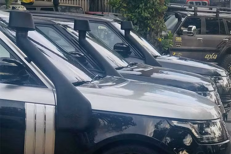 Giá bán của một chiếc SUV hạng sang Range Rover SVAutobiography tại các showroom không chính hãng vào khoảng 18-19 tỷ đồng tại Việt Nam. Với số tiền này, nhiều người chơi bộ môn off-road có thể mua được hơn 10, thậm chí tới 20 chiếc xe bán tải để trèo đèo, lội suối.