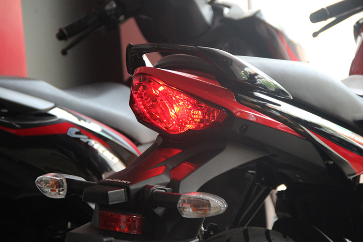 Khác với đàn anh GSX-S150, Suzuki GSX150 Bandit có đầu đèn khá gọn gàng. Mặt đèn pha ấn tượng với thiết kế chia thành 2 tầng hiện đại, ứng dụng công nghệ LED. Ốp mặt nạ phía trên được tích hợp đèn định vị nhỏ. Trong khi đó ở đuôi xe, đèn phanh của xe khá lớn và có thiết kế đơn giản, cặp đèn xinhan sau được tích hợp vào pát bắt biển số của xe.