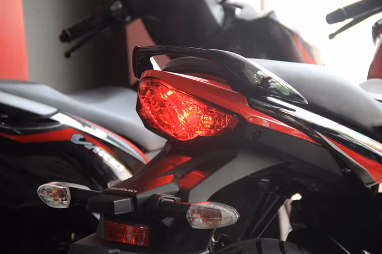 Khác với đàn anh GSX-S150, Suzuki GSX150 Bandit có đầu đèn khá gọn gàng. Mặt đèn pha ấn tượng với thiết kế chia thành 2 tầng hiện đại, ứng dụng công nghệ LED. Ốp mặt nạ phía trên được tích hợp đèn định vị nhỏ. Trong khi đó ở đuôi xe, đèn phanh của xe khá lớn và có thiết kế đơn giản, cặp đèn xinhan sau được tích hợp vào pát bắt biển số của xe.