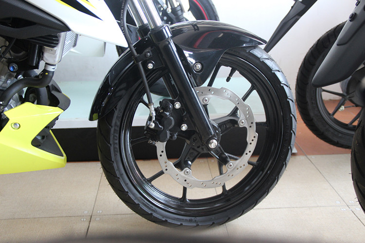 Về mặt trang bị, Suzuki GSX150 Bandit thừa hưởng cặp phuộc ống lồng trước và giảm xóc lò xo trụ đơn phía sau giống với GSX-S150. Cùng với đó là bộ vành đúc nan chữ Y tương tự như GSX-S150. Xe được trang bị phanh đĩa trước và sau nhưng đáng tiếc không có hệ thống ABS.