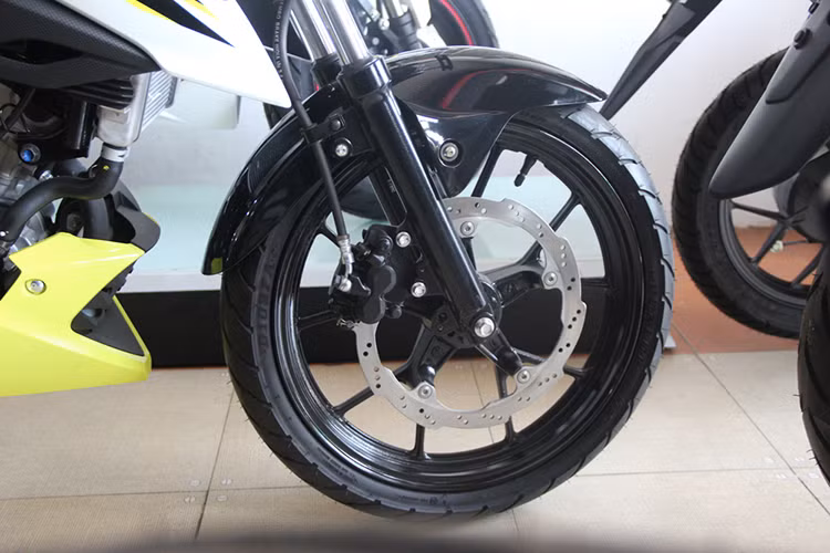 Về mặt trang bị, Suzuki GSX150 Bandit thừa hưởng cặp phuộc ống lồng trước và giảm xóc lò xo trụ đơn phía sau giống với GSX-S150. Cùng với đó là bộ vành đúc nan chữ Y tương tự như GSX-S150. Xe được trang bị phanh đĩa trước và sau nhưng đáng tiếc không có hệ thống ABS.