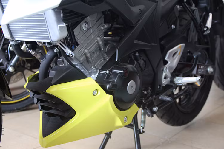 Động cơ của xe là loại xylanh đơn, dung tích 147,3 cc, làm mát bằng dung dịch, sản sinh công suất 18,9 mã lực và mômen xoắn cực đại 14 Nm. Đi kèm là hệ thống phun xăng điện tử và hộp số côn tay 6 cấp.