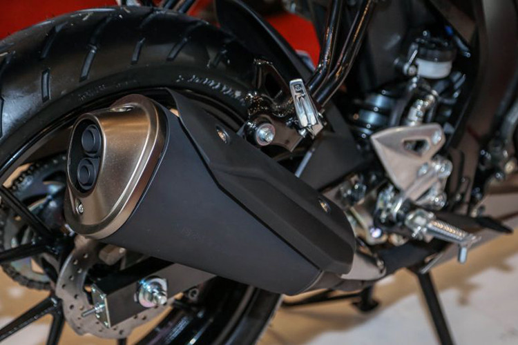 Đồng hồ của xe được hãng xe máy Suzuki trang bị loại kỹ thuật số hiện đại, hiển thị các thông tin như vòng tua máy, vận tốc, cấp số, hành trình và lượng xăng trên màn hình lcd đơn sắc. Bình xăng có dung tích khá lớn là 11 lít, bảo đảm cho xe chạy được khoảng 200km trước khi phải đồ xăng.