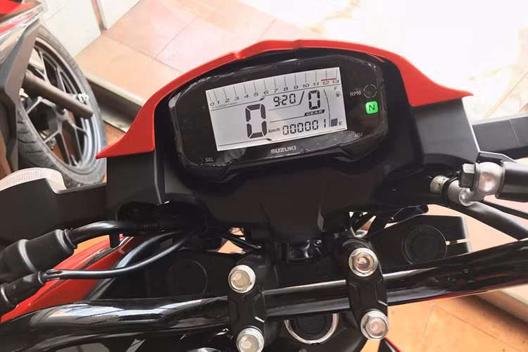 Khung của mẫu xe côn tay Suzuki GSX150 Bandit mới này thừa hưởng từ người anh em GSX-S150, tuy nhiên phần khung phụ phía sau được thay đổi để phù hợp với thiết kế yên liền một mảnh. Được biết chiều cao yên của xe rất hợp lý với tầm vóc người châu Á, ở mức 785mm.