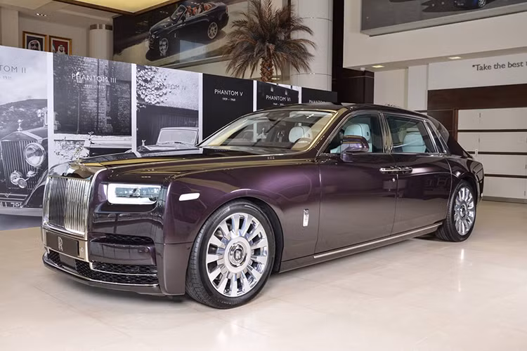 Torsten Müller-Ötvös, Tổng Giám đốc, Rolls-Royce Motor Cars, bình luận: “Phantom đã tạo ra con đường phát triển mới cho ngành công nghiệp hàng xa xỉ toàn cầu. Đó là sự sáng tạo của vẻ đẹp và sức mạnh, một biểu tượng đỉnh cao về sự thành đạt. Đó còn là biểu tượng nghệ thuật chứa đựng những khao khát cá nhân của mỗi khách hàng".