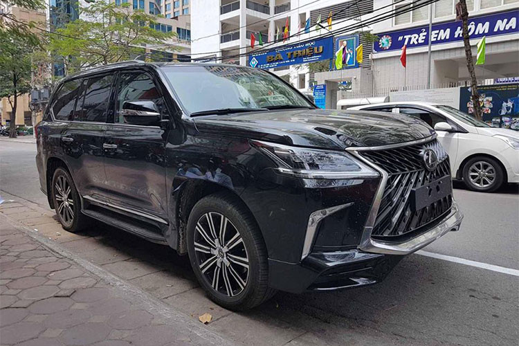 SUV siêu sang Lexus LX570 Super Sport 2018 vừa được đưa về Thanh Hoá có ngoại thất đen bóng. Mẫu xe này thực tế không khác nhiều so với LX570 tiêu chuẩn, ngoài một số nâng cấp ngoại hình thể thao hơn. Nó do TRD, phân nhánh phát triển xe thể thao của Toyota đảm nhận.