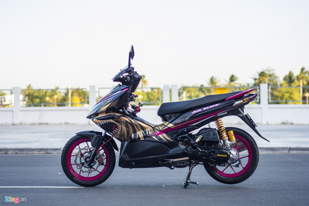 Ra mắt lần đầu tiên vào năm 2007, Air Blade là mẫu tay ga thành công nhất của Honda tại thị trường Việt Nam. Mới đây, một biker tại Cần Thơ đã hoàn thành bản độ xe ga Honda Air Blade của mình với hàng loạt đồ chơi hàng hiệu.
