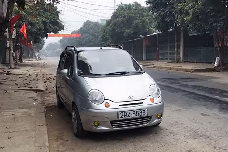 Tại thị trường xe ôtô cũ tại Việt Nam hiện nay, những mẫu xe này đang được rao bán với giá bán khá hấp dẫn. Tuy nhiên, bạn cũng đừng quá tham rẻ vì rất có thể chọn phải "xe nát", cần chọn những chiếc xe đời cao, chính chủ và đặc biệt cần chú ý đến những chi tiết máy móc của xe xem nó có còn sử dụng tốt hay không.