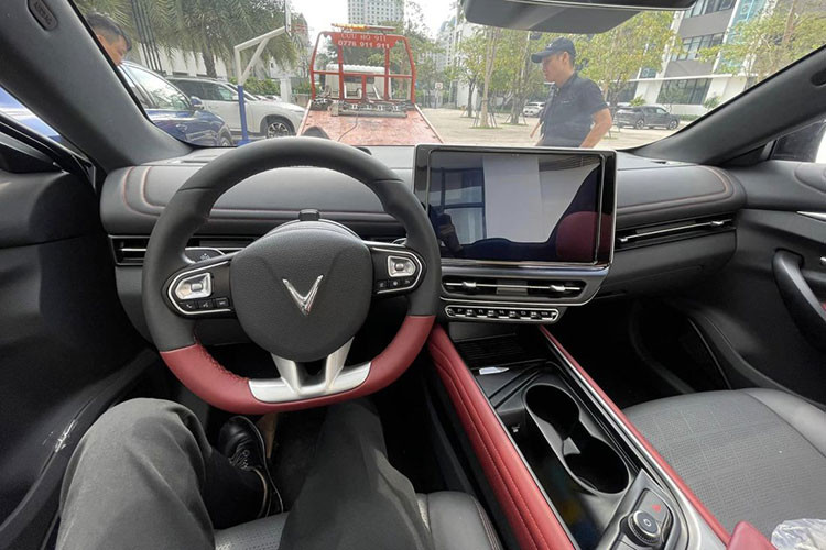 Nội thất VinFast VF7 thiết kế tối giản đặc trưng của ô tô điện, trung tâm bảng táp-lô có màn hình giải trí cảm ứng 12,9 inch đối với phiên bản Eco và 15,6 inch đối với phiên bản Plus. Cần số và phanh tay dạng điện tử đi cùng một số tính năng đáng chú ý như hiển thị thông tin lên kính lái HUD, vô lăng tích hợp nút bấm, ga tự động và sạc không dây.