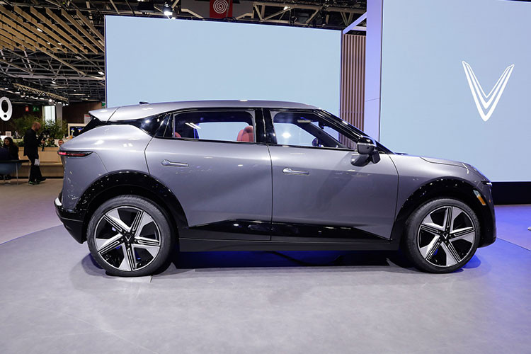 Thời gian qua một số nhân viên tư vấn của hãng xe Vinfast cho hay, mẫu crossover cỡ C chạy điện này sẽ được mở bán sớm hơn dự định. Mức giá xe VInfast VF7 2024 dự kiến từ 760 triệu đồng. Đây chỉ là mức giá dự kiến dành cho bản Eco và chưa kèm mức phí thuê pin hay mua đứt.