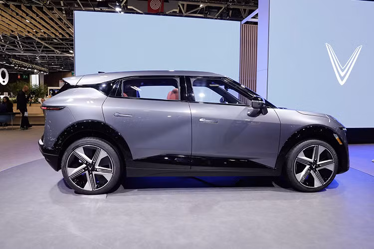 Thời gian qua một số nhân viên tư vấn của hãng xe Vinfast cho hay, mẫu crossover cỡ C chạy điện này sẽ được mở bán sớm hơn dự định. Mức giá xe VInfast VF7 2024 dự kiến từ 760 triệu đồng. Đây chỉ là mức giá dự kiến dành cho bản Eco và chưa kèm mức phí thuê pin hay mua đứt.