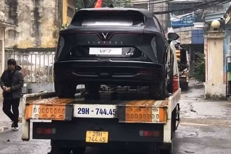 VinFast VF7 2024 mới có số đo dài, rộng, cao lần lượt 4.545 x 1.890 x 1.635 (mm), chiều dài cơ sở 2.840 mm, được thiết kế bởi studio danh tiếng Torino Design. Ngoại thất xe trang bị dải đèn LED định vị hình cánh chim quen thuộc, phần mui xe vuốt xuôi về phía sau kiểu coupe, kính hông nối với kính hậu khá độc đáo.