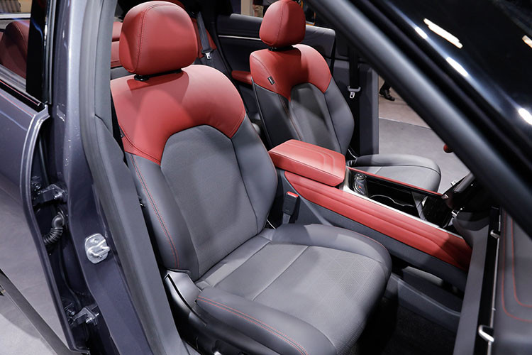 Nhà sản xuất xe điện Việt Nam thông báo, phiên bản Eco của Vinfast VF7 có phạm vi hoạt động tối đa là 280 dặm (tương đương khoảng 450 km) theo tiêu chuẩn WLTP. Phiên bản này cho công suất 150 kW cùng momen xoắn cực đại 310 Nm.