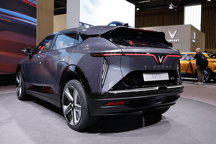 Ở phiên bản Plus, mẫu xe có phạm vi hoạt động 431 km, sản sinh công suất tối đa 260 kW và momen xoắn cực đại 500 Nm. Những trang bị an toàn nổi bật trên VinFast VF7 kể đến như: Trợ lý ảo, Ứng dụng di động, Hỗ trợ lái trên đường cao tốc, Kiểm soát đi giữa làn, Giàm sát hành trình thích ứng, Hỗ trợ giữ làn khẩn cấp...