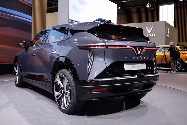 Ở phiên bản Plus, mẫu xe có phạm vi hoạt động 431 km, sản sinh công suất tối đa 260 kW và momen xoắn cực đại 500 Nm. Những trang bị an toàn nổi bật trên VinFast VF7 kể đến như: Trợ lý ảo, Ứng dụng di động, Hỗ trợ lái trên đường cao tốc, Kiểm soát đi giữa làn, Giàm sát hành trình thích ứng, Hỗ trợ giữ làn khẩn cấp...