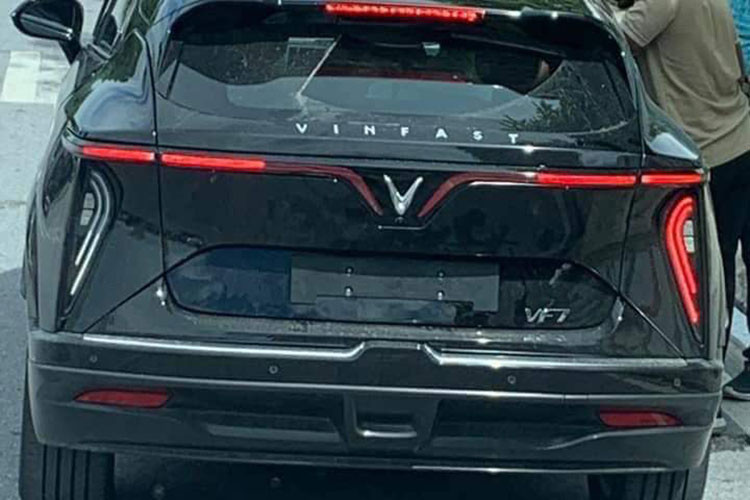 Các phiên bản Eco và Plus của VinFast VF7 có chút khác biệt ở ngoại hình, nhưng không thay đổi nhiều so với bản concept từng được trưng bày tại các triển lãm quốc tế Los Angeles 2022 hay CES 2023, cũng như "VinFast - Vì tương lai xanh" tại Việt Nam thời gian vừa qua.