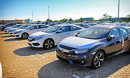 Thue giam, sao gia oto nhap khau tai Viet Nam van tang?