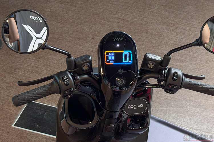 Cùng với khung hình ống, CrossOver còn có baga gắn trên đèn pha LED ngộ nghĩnh và giá để hành lý nhỏ dưới ghế hành khách chia đôi có thể tháo rời.