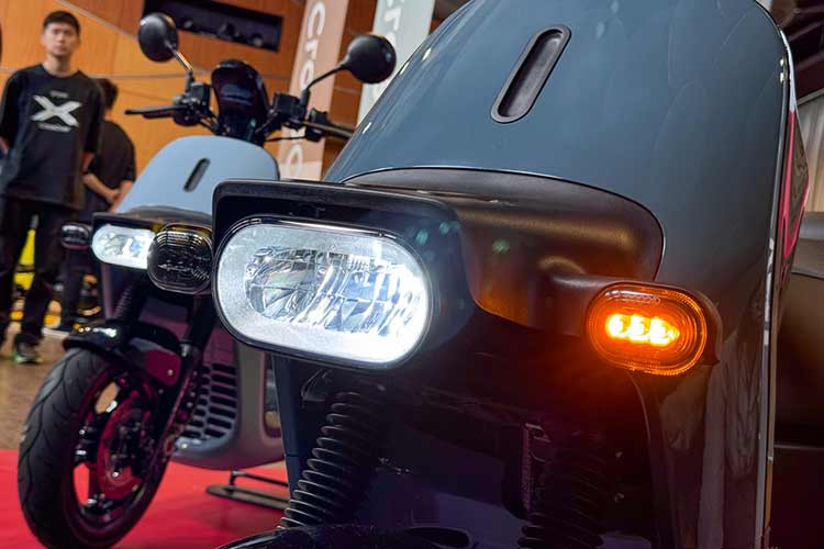 Bên cạnh sự kết hợp giữa hệ động lực và pin hiệu quả, Gogoro CrossOver còn có hệ thống chất dỡ hành lý có thể tùy chỉnh rất cao, sử dụng các khung thép bao quanh phần sau của chiếc xe tay ga .