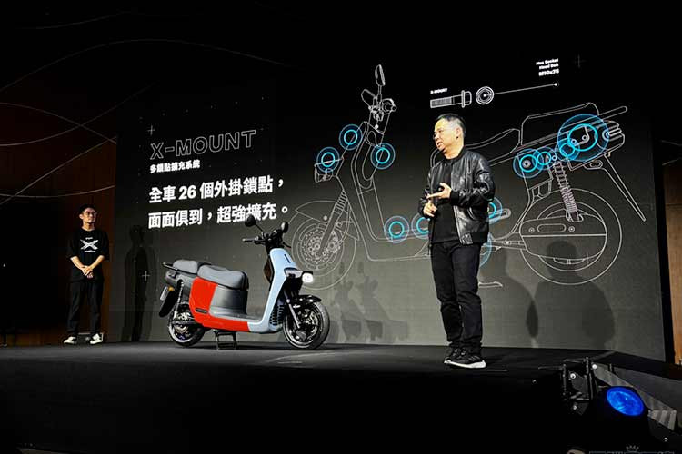 Thương hiệu Gogoro tuyên bố họ đã gia cố, thiết kế đặc biệt khung và hệ thống treo của mẫu xe máy điện CrossOver mới, để có thể sử dụng trên mọi cũng đường địa hình.