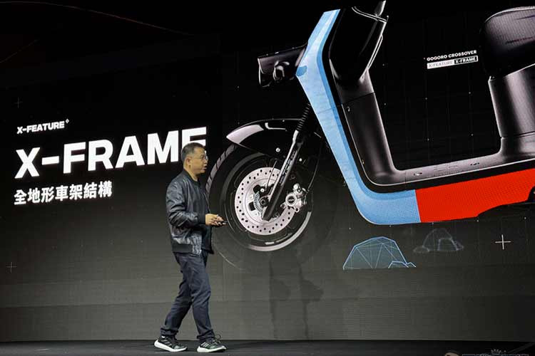 Hiệu suất của xe máy điện Gogoro CrossOver của Đài Loan không có gì đặc biệt, với tốc độ tối đa khoảng 60km/h đến 70km/h. Nó có phạm vi hoạt động là 150km ở tốc độ vừa phải 30km/h.