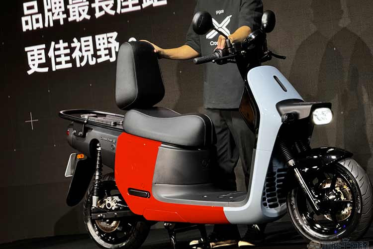Gogoro CrossOver 2023 chạy điện đã ra mắt với hai biến thể: CrossOver và CrossOver S, cung cấp công suất lần lượt là 7,0kW (9,4 mã lực) và 7,6kW (10,2 mã lực) — hiệu suất tương đương hoặc nhỉnh hơn một chút so với một chiếc xe tay ga 125 cc trung bình.