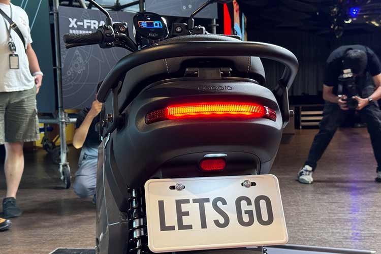 Nhìn chung hệ thống này cấp cho người lái tổng cộng 26 điểm gắn để tải hàng hóa. Điều này tiện lợi, nhưng không phải là ý tưởng mới vì trước đây nhiều mẫu xe tay ga khác cũng đã được thiết kế thực dụng tương tự như Honda Benly, Zoomer hay Yamaha BWs.