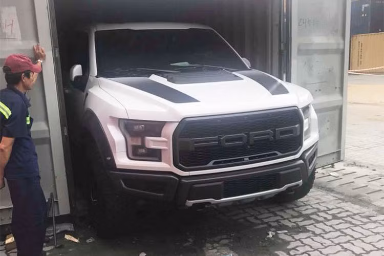Về thiết kế ngoại thất, so với phiên bản tiêu chuẩn, mẫu bán tải cỡ lớn Ford F-150 Raptor có lưới tản nhiệt, cản va trước/sau cũng như nắp capô thiết kế lại, mẫu xe bán tải cỡ lớn được trang bị bộ mâm 17 inch đi kèm lốp BFGoodrich All-Terrain KO2 và cả hệ thống treo của FOX.
