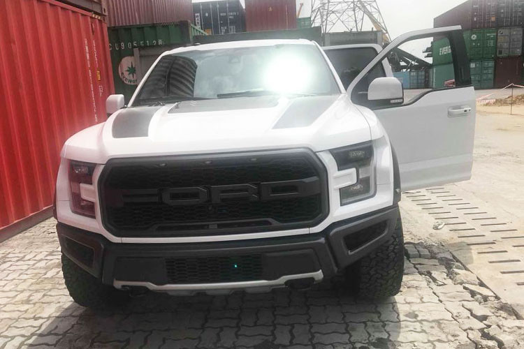 Tại Mỹ, Ford F150 Raptor SuperCrew 2017 được bán với giá cơ bản từ 53.140 USD, nhưng nếu trang bị đầy đủ “đồ chơi” thì giá bán sau cùng của xe có thể lên đến hơn 70.000 USD. Tại thị trường Việt Nam, F-150 Raptor được các đại lý tư nhân báo giá sau thuế lên đến 4,5 tỷ đồng/chiếc.