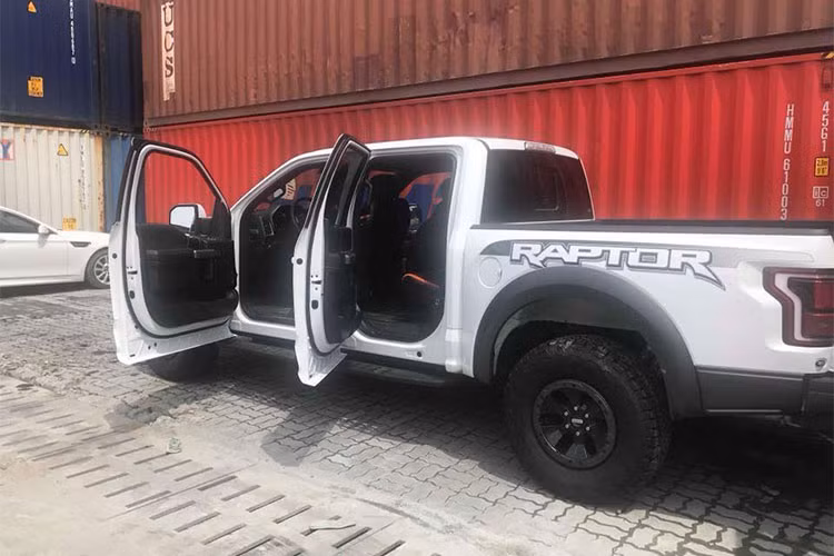 Đuôi xe gây ấn tượng với logo cỡ lớn kết hợp 2 ống xả đơn riêng biệt. Hệ thống điều chỉnh theo địa hình mới có tên Terrain Management System. Công nghệ này cho phép lái xe chọn các chế độ lái khác nhau như: Normal (thông thường), Street (đường phố), Baja hoặc Rock (đá), Mud/Sand (bùn, cát) hay Weather (thời tiết như mưa, tuyết và băng).