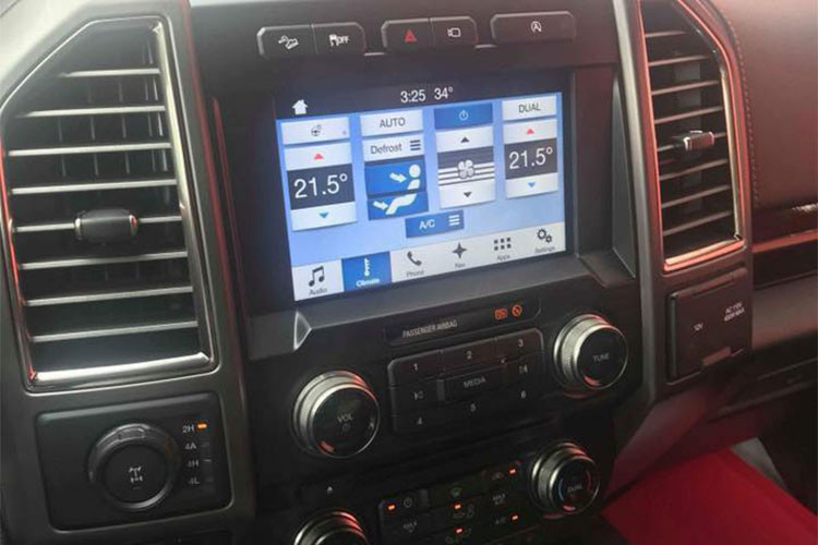 Bên trong mẫu xe Ford F-150 Raptor mới này được trang bị hệ thống thông tin giải trí SYNC 3 tích hợp thêm cả định vị, ghế người lái chỉnh điện 10 hướng. Phía sau vô-lăng ngoài 2 màn hình thể hiện tốc độ và vòng tua máy quen thuộc còn có thêm màn hình kỹ thuật số. Ngoài ra, xe còn có một màn hình giải trí đặt ở giữa bảng điều khiển trung tâm.