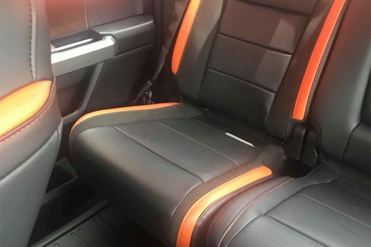 Ngoài ra, mẫu xe bán tải cỡ lớn nhà Ford còn được trang bị các tính năng an toàn như cảnh báo điểm mù, cảnh báo chuyển làn đường, camera 360 độ, hỗ trợ duy trì làn đường, hỗ trợ lùi xe khi có rơ-moóc phía sau, cần gạt nước cảm biến mưa và hệ thống kiểm soát hành trình thích ứng...