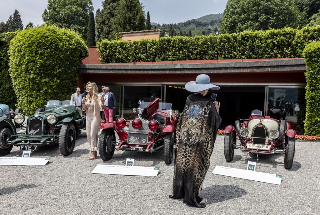 Chiếc Alfa Romeo 8C 2300 Monza đời 1933 (trái), Alfa 6C 1750 Gran Sport đời 1930 (giữa) và Bugatti Type 35 đời 1925 (phải).