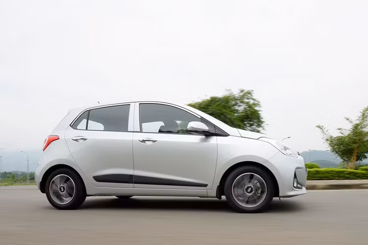 Hyundai Grand i10 được Hyundai Thành Công phân phối với 9 phiên bản sedan &amp; hatchback cùng 6 lựa chọn màu sắc: Trắng, Cam, Bạc, Đỏ, Vàng cát, Xanh dương. Xe được hưởng chế độ bảo hành 3 năm hoặc 100.000km tùy điều kiện nào đến trước. Xe có giá bán lẻ khuyến nghị từ 340 triệu đồng (đã bao gồm thuế GTGT).