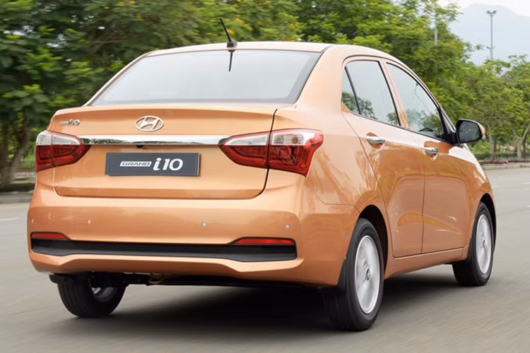 Các trang bị an toàn của mẫu xe này bao gồm 2 túi khí phía trước, cảm biến lùi hỗ trợ đỗ xe, hệ thống chống bó cứng phanh ABS, hệ thống phân bổ lực phanh điện tử EBD,... Đặc biệt, Grand i10 được trang bị hệ thống khung xe với vật liệu chịu lực cao, giúp hấp thụ lực tác động trong tình huống va chạm, đảm bảo an toàn cho toàn bộ hành khách ngồi trong xe.