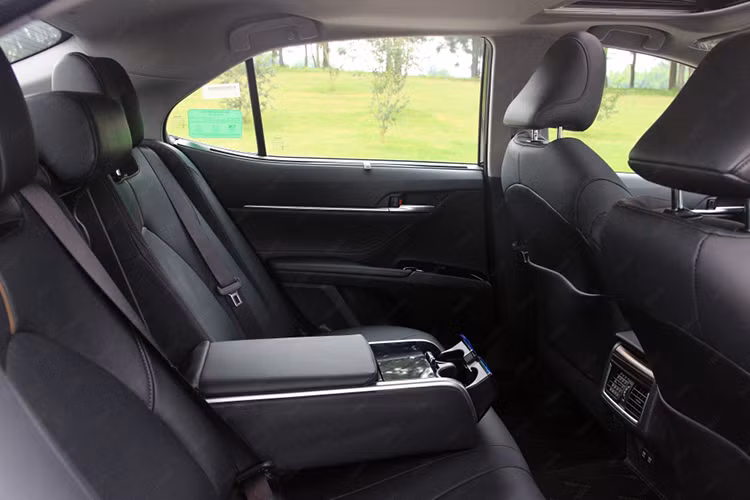 Toàn bộ các bản trang bị của Toyota Camry 2019 đều có 7 túi khí trong khi bản cao cấp có 9 túi khí. Các trang bị an toàn khác của xe còn có hệ thống cân bằng điện tử, kiểm soát lực bám đường, chống bó cứng phanh ABS, phân bổ lực phanh điện tử,... Trong khi đó, gói an toàn Toyota Safety Sense dành riêng cho bản cao cấp nhất.