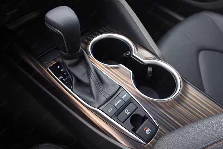 Về khả năng vận hành, tương ứng với 2 phiên bản Toyota Camry mới sẽ có 2 tùy chọn về động cơ. Đầu tiên là loại DOHC, 4 xy-lanh, dung tích 2.0L đem lại công suất tối đa là 165 mã lực tại tua máy 6.500 vòng/phút và mô-men xoắn cực đại đạt 199 Nm tại 4.600 vòng/phút.