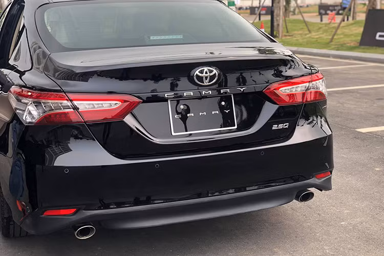 Ở phía sau, cụm đèn hậu lớn ôm gọn vào hông xe, một phần tích hợp vào nắp ca-pô. Ống xả đơn nằm sâu bên dưới được làm bằng chất liệu kim loại sáng không gỉ. Phiên bàn Camry 2.5Q 2019 đang được trưng này sở hữu bộ mâm đa chấu màu xám với kích thước 18 inch cùng lốp Bridgestone.
