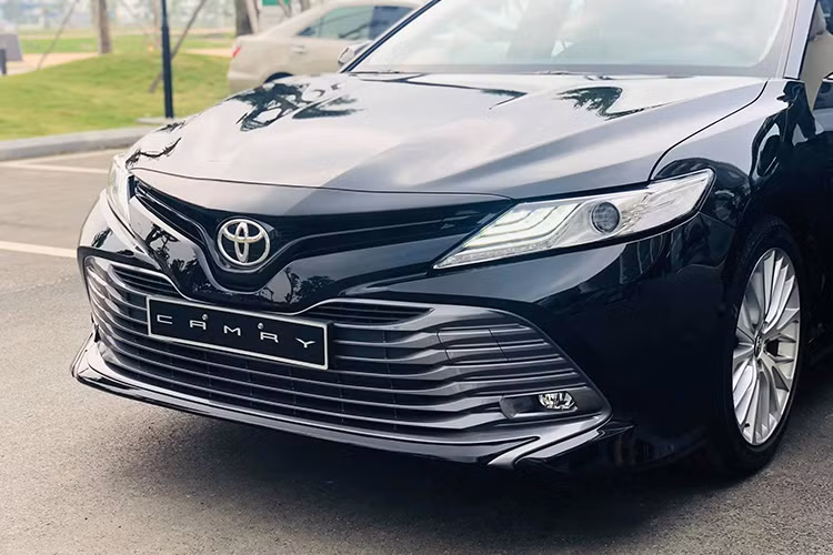 Toyota Camry thế hệ mới sở hữu phong cách thiết kế mang tính "lột xác" so với phiên bản hiện hành. Phần đầu xe với lưới tản nhiệt hình chữ X cỡ lớn kết hợp cùng hệ thống đèn chiếu sáng công nghệ mới Hi-LED. Xe cũng sẽ được trang bị cửa sổ trời - đây là điểm đặc biệt so với các phiên bản đang bán ra tại thị trường Việt Nam.