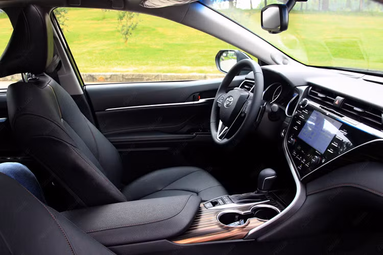 Màn hình giải trí trung tâm LCD với cách bố trí hợp lý và đơn giản tích hợp bản đồ định vị... Hàng ghế sau cũng được chỉnh điện để giúp người ngồi có cảm giác thoải mái hơn. Ngoài hệ thống điều hoà tự động 3 vùng độc lập, mẫu xe sedan hạng D mới này còn được trang bị sưởi kính trước và sau.