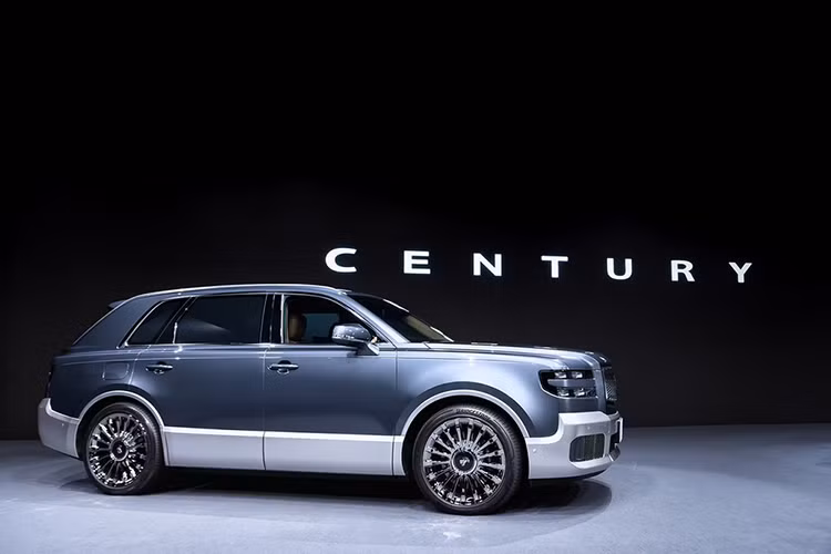 Sau sự kiện ra mắt Century 2024, hãng Toyota đã hé lộ thêm một số thông tin liên quan đến việc phân phối mẫu SUV hạng sang được mệnh danh "Rolls-Royce Cullinan của Nhật Bản". Theo đó, trong vài năm đầu, Toyota Century 2024 mới chưa bán cho khách hàng cá nhân. Nhóm khách hàng duy nhất có thể sở hữu xe hiện tại là các công ty đã mua Century bản sedan. Nói cách khác, những công ty chưa từng sở hữu Toyota Century Sedan cũng không thể đặt mua Century.