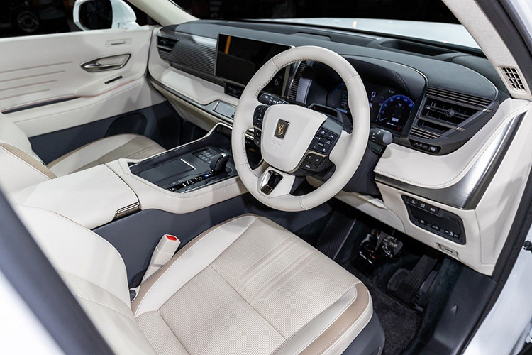 Tại Nhật Bản, không phải đại lý nào cũng có thể bán Toyota Century 2024. Chỉ những đại lý có "chuyên gia về Century" mới có thể bán dòng xe này. Nói nôm na thì đây là nhân viên bán hàng nắm rõ mọi chi tiết liên quan đến Toyota Century 2024. Học theo phong cách của Rolls-Royce, hãng Toyota cũng có hệ thống đặt hàng TaylorMade dành cho dòng xe Century này.