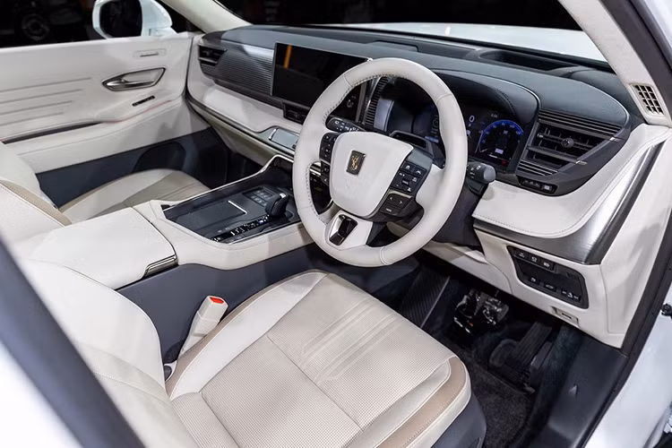 Tại Nhật Bản, không phải đại lý nào cũng có thể bán Toyota Century 2024. Chỉ những đại lý có "chuyên gia về Century" mới có thể bán dòng xe này. Nói nôm na thì đây là nhân viên bán hàng nắm rõ mọi chi tiết liên quan đến Toyota Century 2024. Học theo phong cách của Rolls-Royce, hãng Toyota cũng có hệ thống đặt hàng TaylorMade dành cho dòng xe Century này.